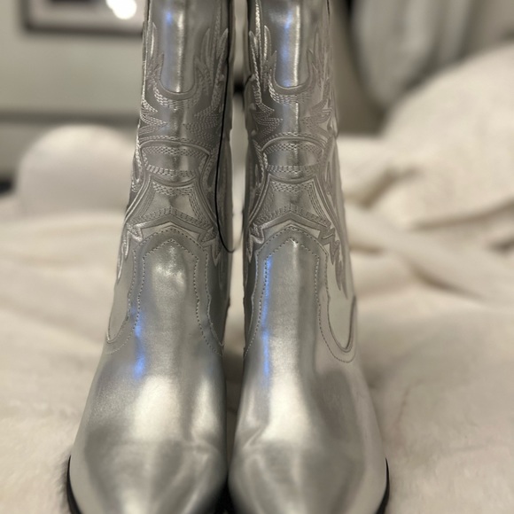 Shoes - Brand new cowgirl silver boots